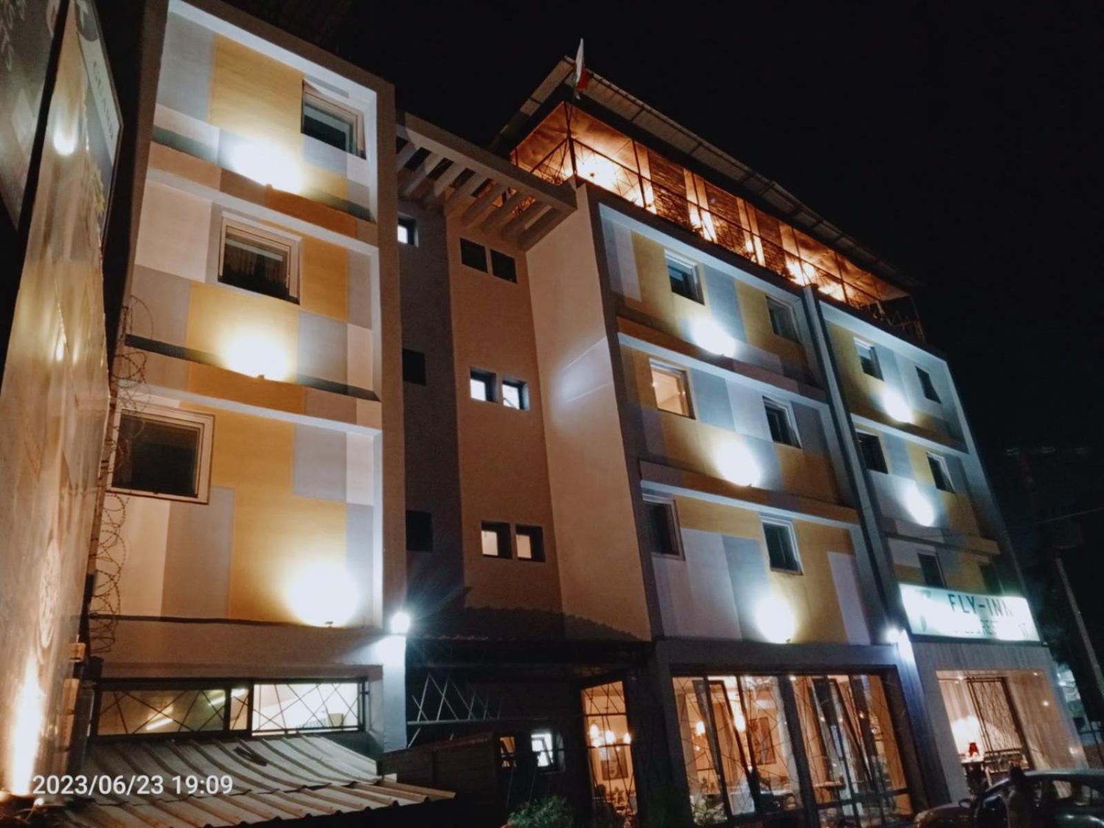 Fly Inn Madagascar Hotel - Navette Gratuite H24 - A 300M De L'Aeroport International Ivato-Antananarivo Ivato  Kültér fotó